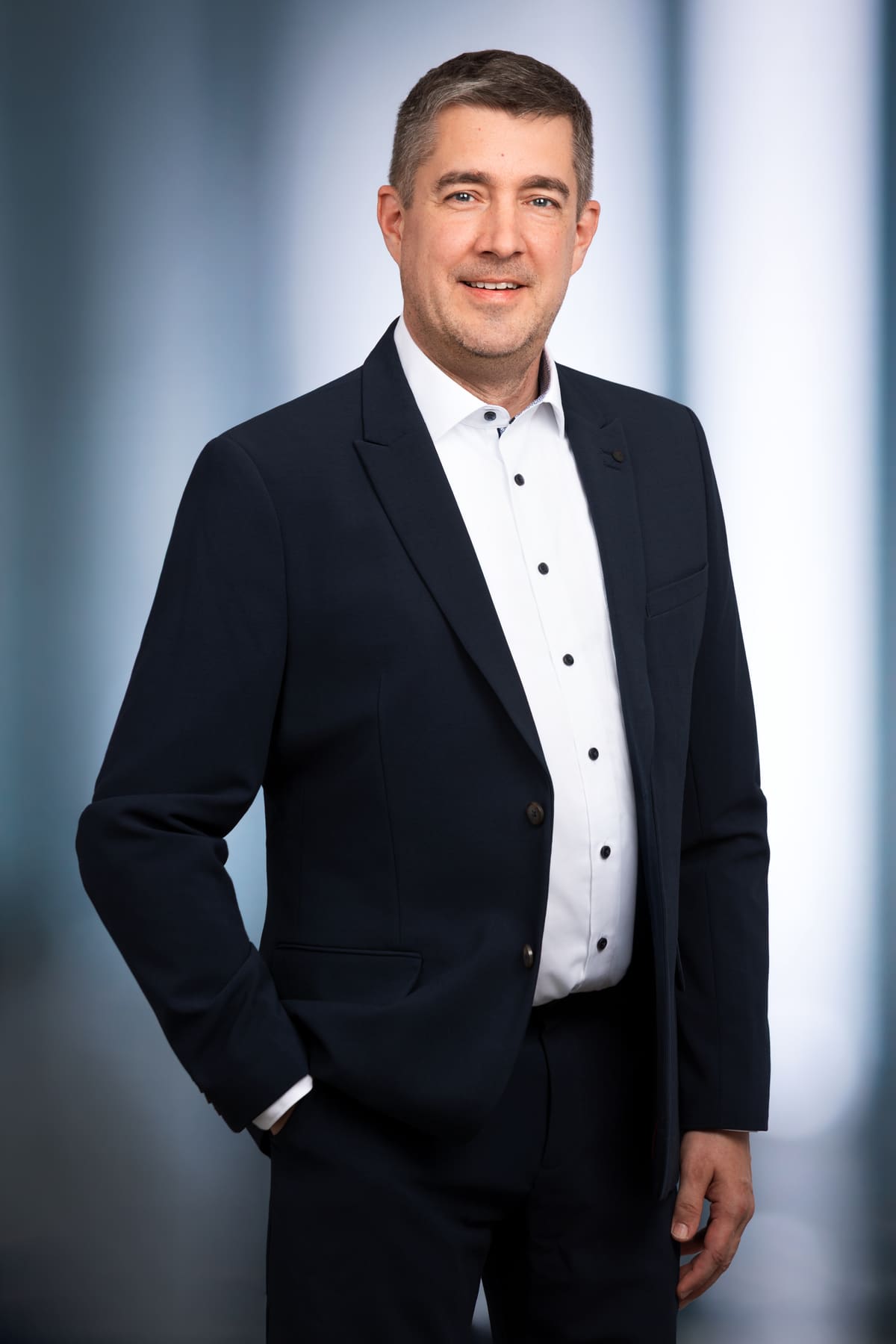 Andreas Luft, beratender Betriebswirt, in entspannter Haltung